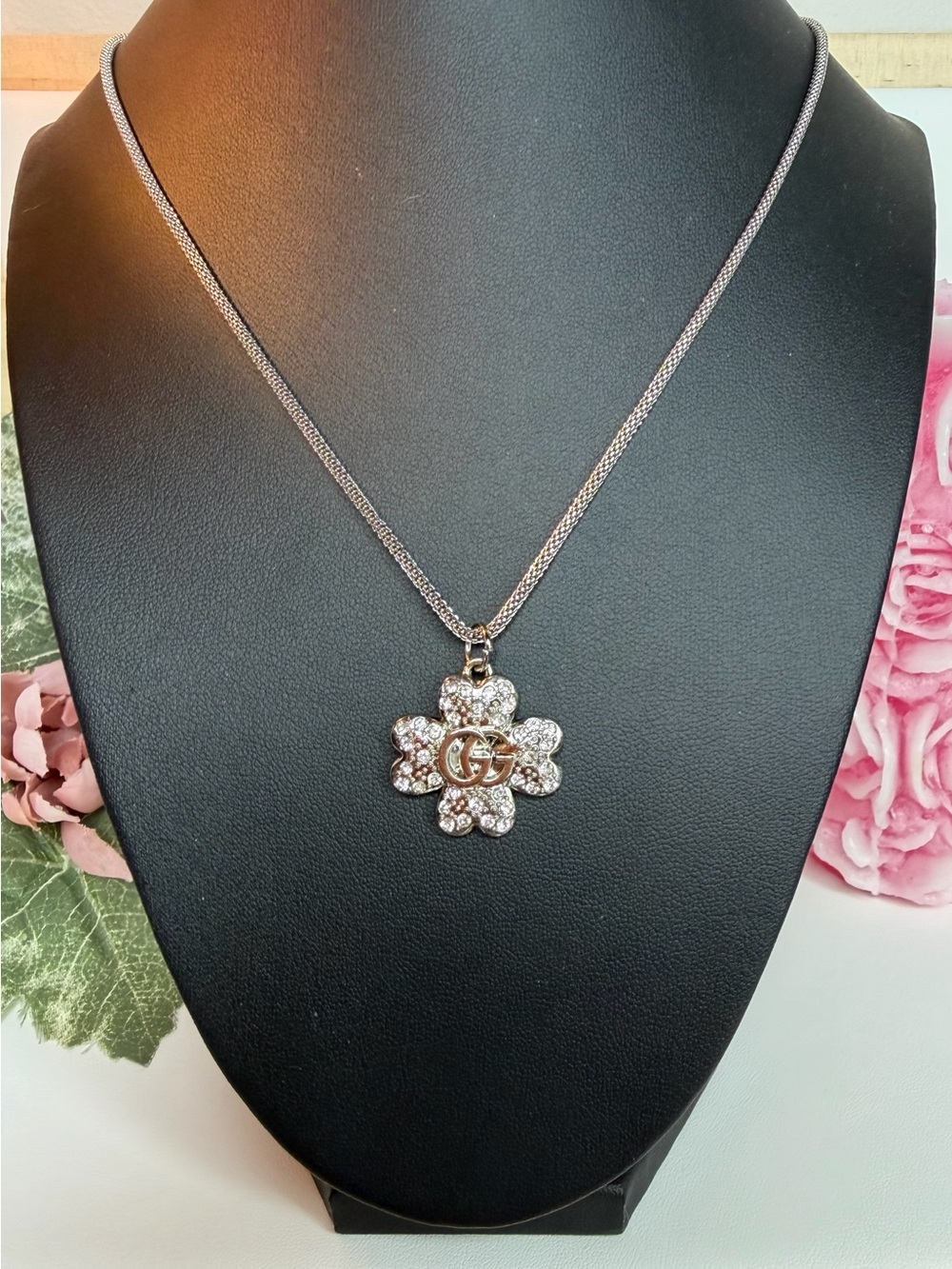 Preloved clover flower necklace white gold plated non tarnish in great condition